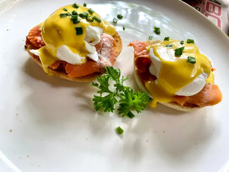 Eggs benedict with smoked salmon and hollandaise